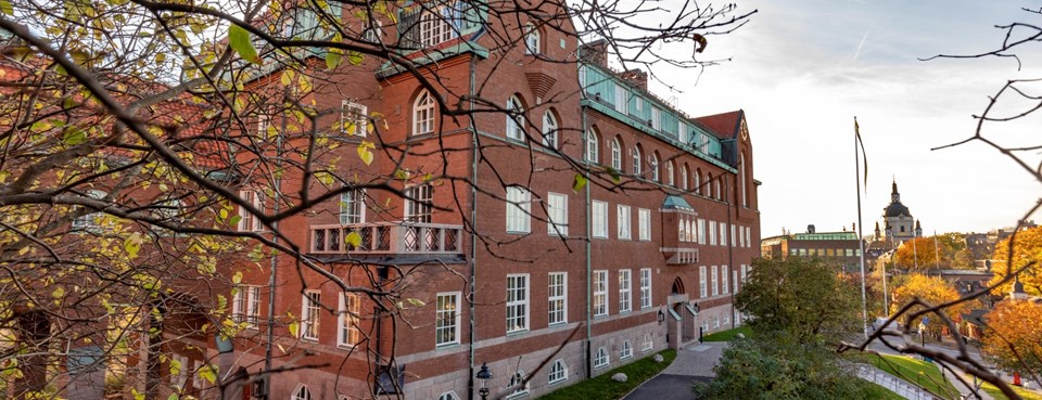 P A Fogelströms gymnasiums skolbyggnad från sidan. Foto: Liza Simonsson